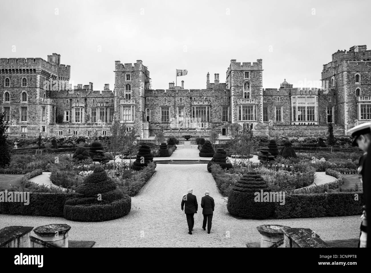 Le président Donald Trump et le roi Charles III marchent vers le château de Windsor après une cérémonie militaire conjointe le mercredi 17 septembre 2025. (Photo officielle de la Maison Blanche par Daniel Torok) Banque D'Images