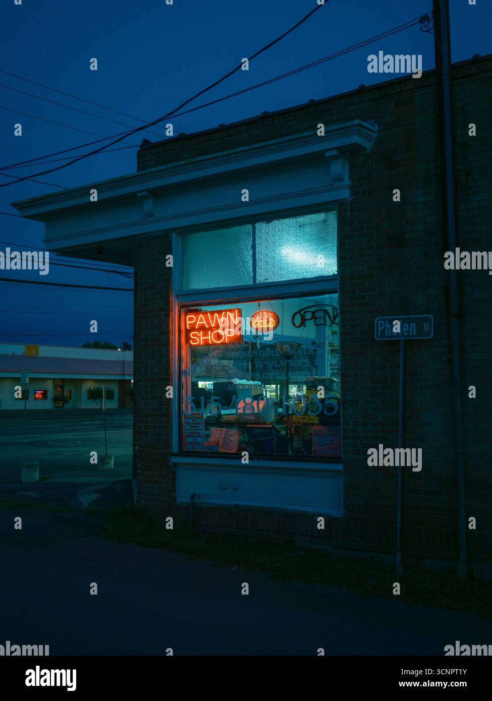 Un signe de prêteur sur gage la nuit à Syracuse, New York Banque D'Images
