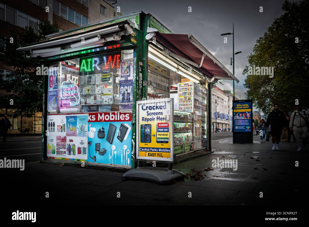 Kiosque de rue, la nuit, Tottenham court Road, Londres Banque D'Images