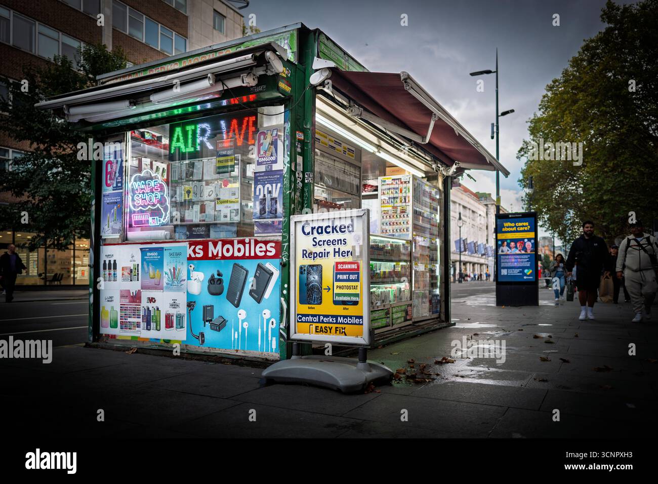 Kiosque de rue, la nuit, Tottenham court Road, Londres Banque D'Images