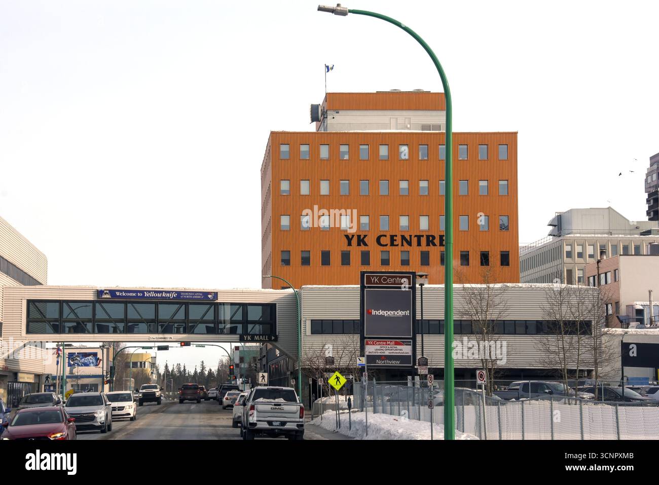Yellowknife, Canada - le 31 mars 2025 : le YK Centre est un centre commercial du centre-ville de Yellowknife. Une pancarte disant Bienvenue à Yellowknife, la capitale du T. Banque D'Images