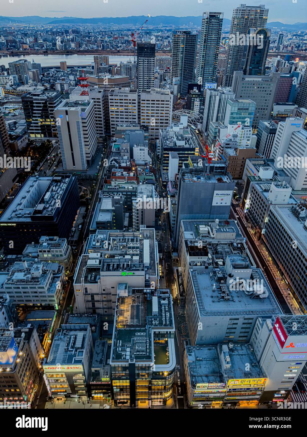 Vue aérienne en soirée de l'horizon du district d'Umeda à Osaka, Japon Banque D'Images