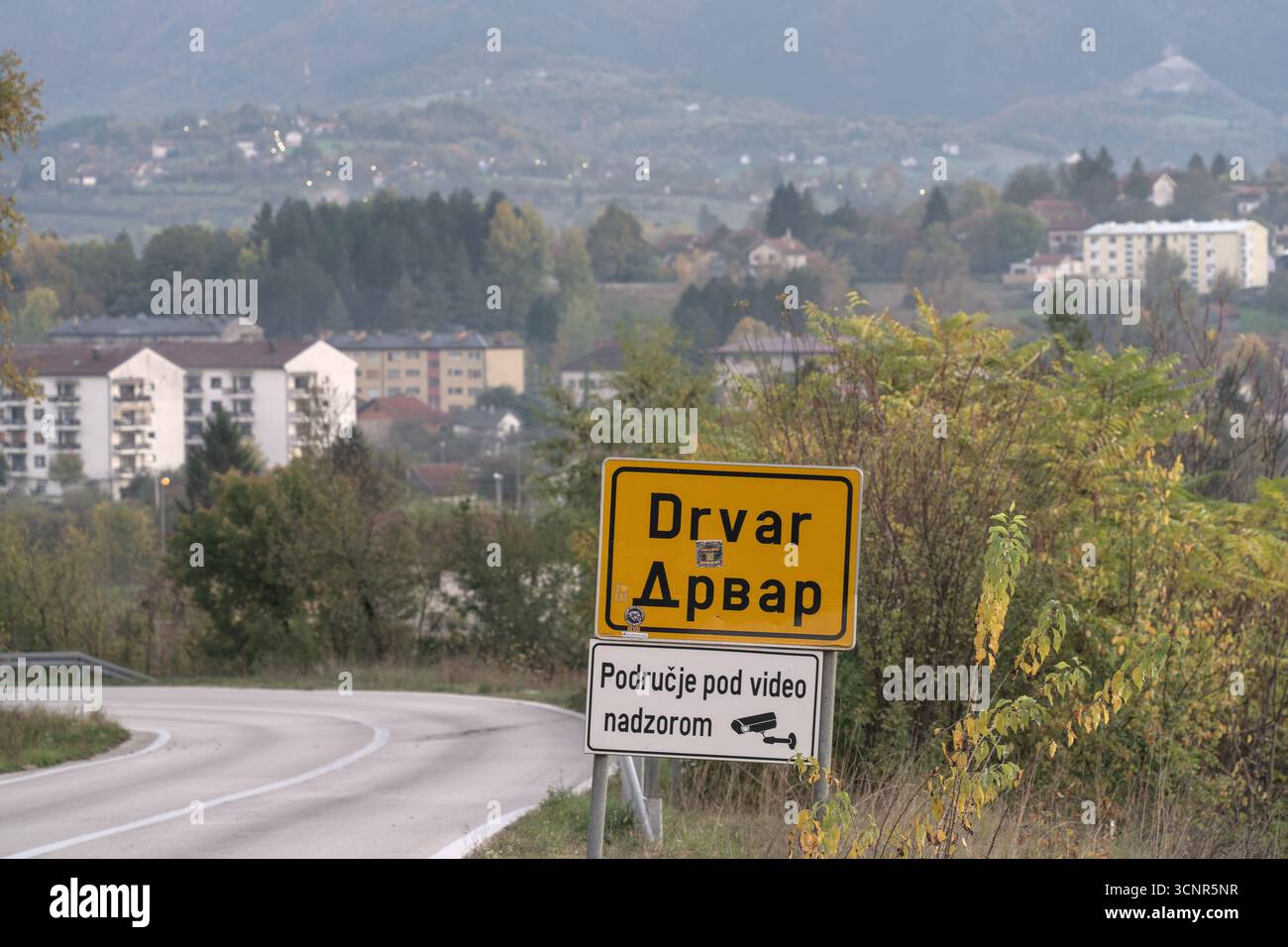 Bosnie-Herzégovine, Drvar (Mun.), Drvar (Titov Drvar) : panneau de signalisation Banque D'Images