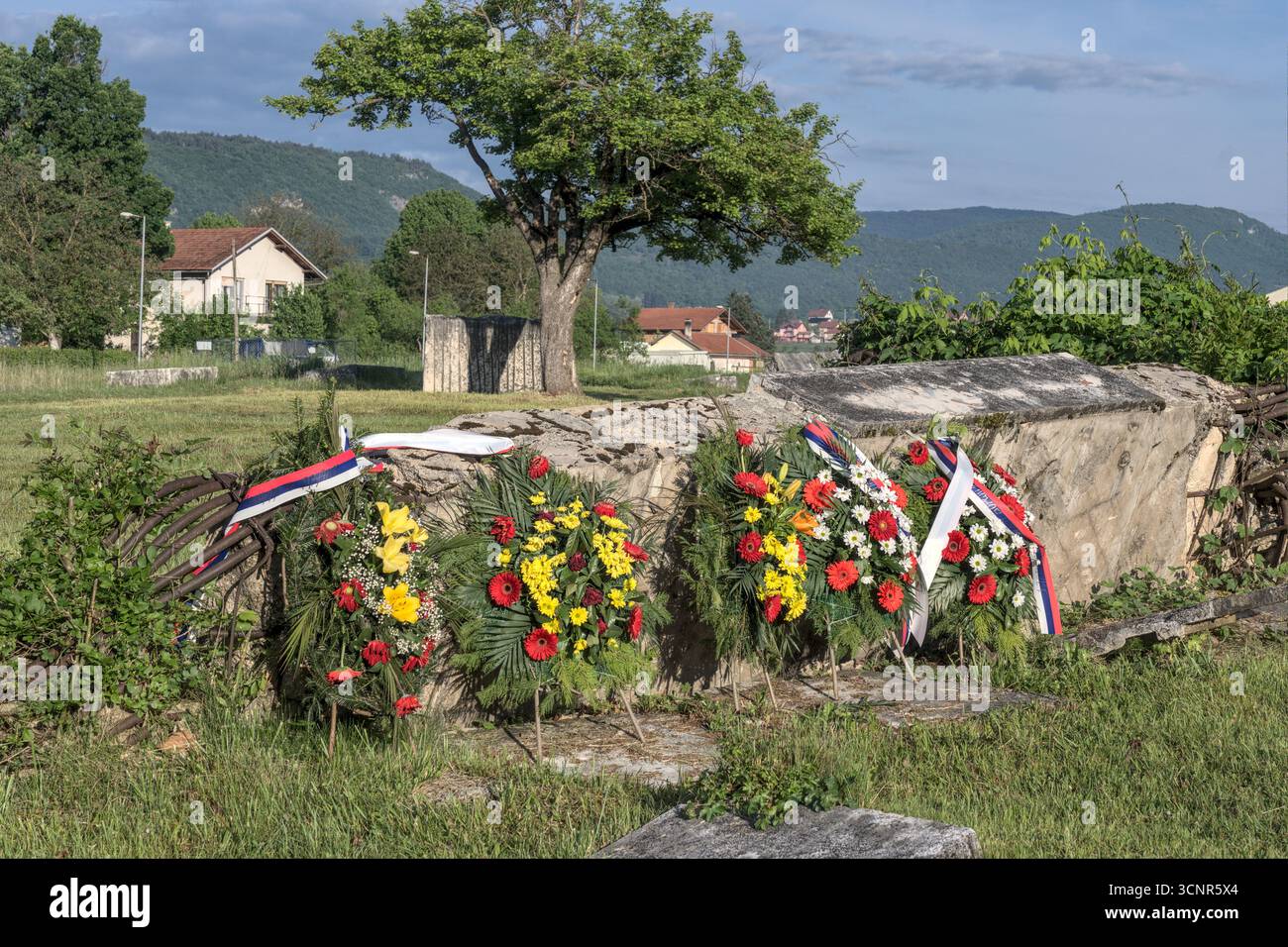 Bosnie-Herzégovine, Drvar (Mun.), Drvar (Titov Drvar) : complexe commémoratif Drvar ('Spomen kompleks Drvar') – Monument aux combattants tombés de DRV Banque D'Images