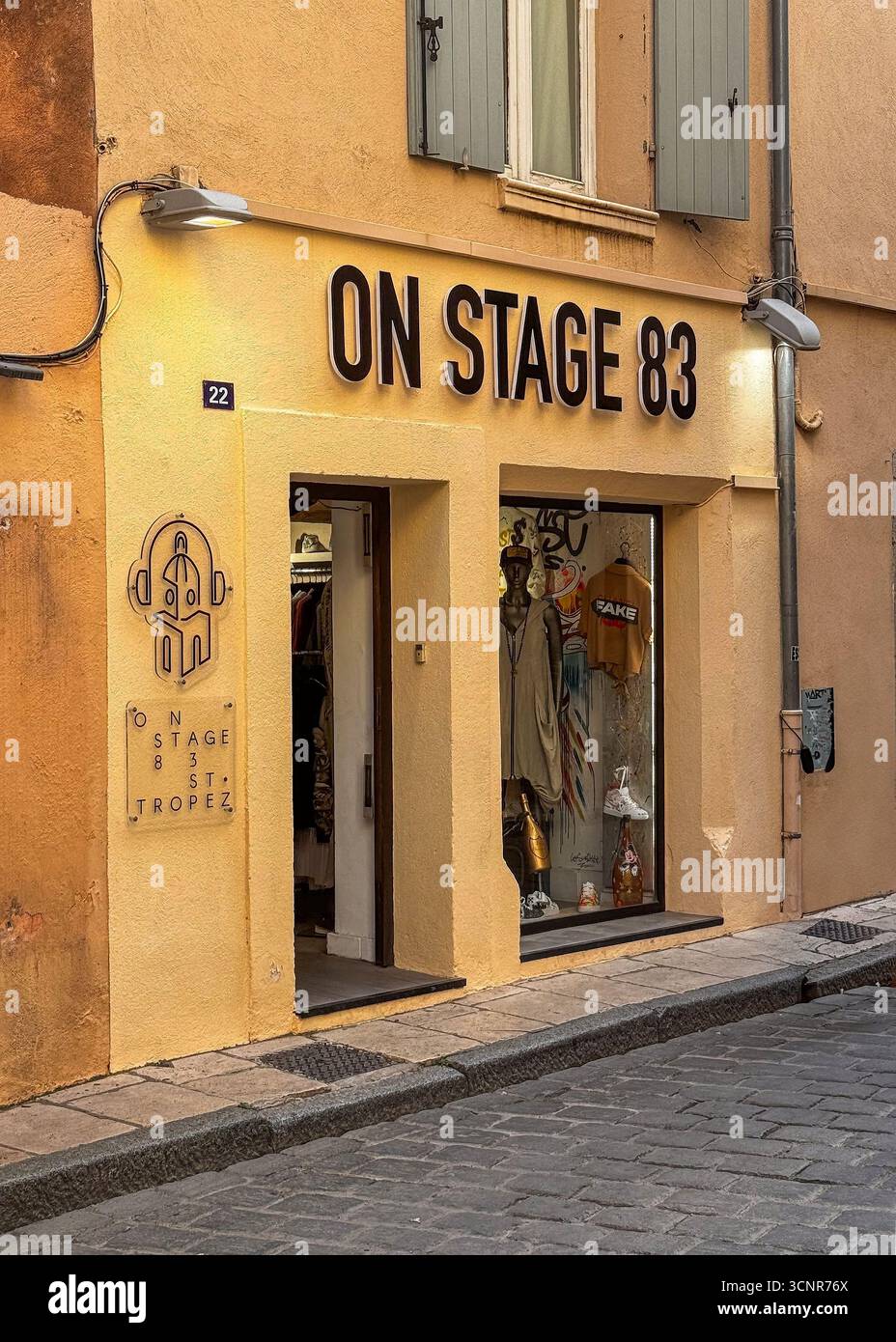 Saint Tropez, France - 13 juillet 2024 : paysage du centre-ville. Sur scène 83 entrée du magasin de mode dans la rue Sibille, Banque D'Images