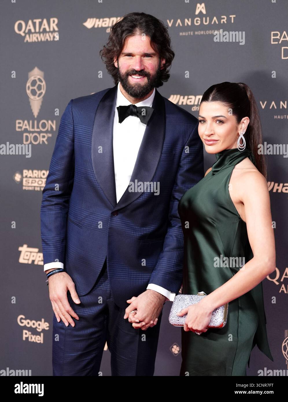 La gardienne de Liverpool Alisson Becker et Natalia Loewe arrivant à la cérémonie de remise des prix ballon d'Or 2025, au Théâtre du Châtelet à Paris, France. Date de la photo : lundi 22 septembre 2025. Banque D'Images