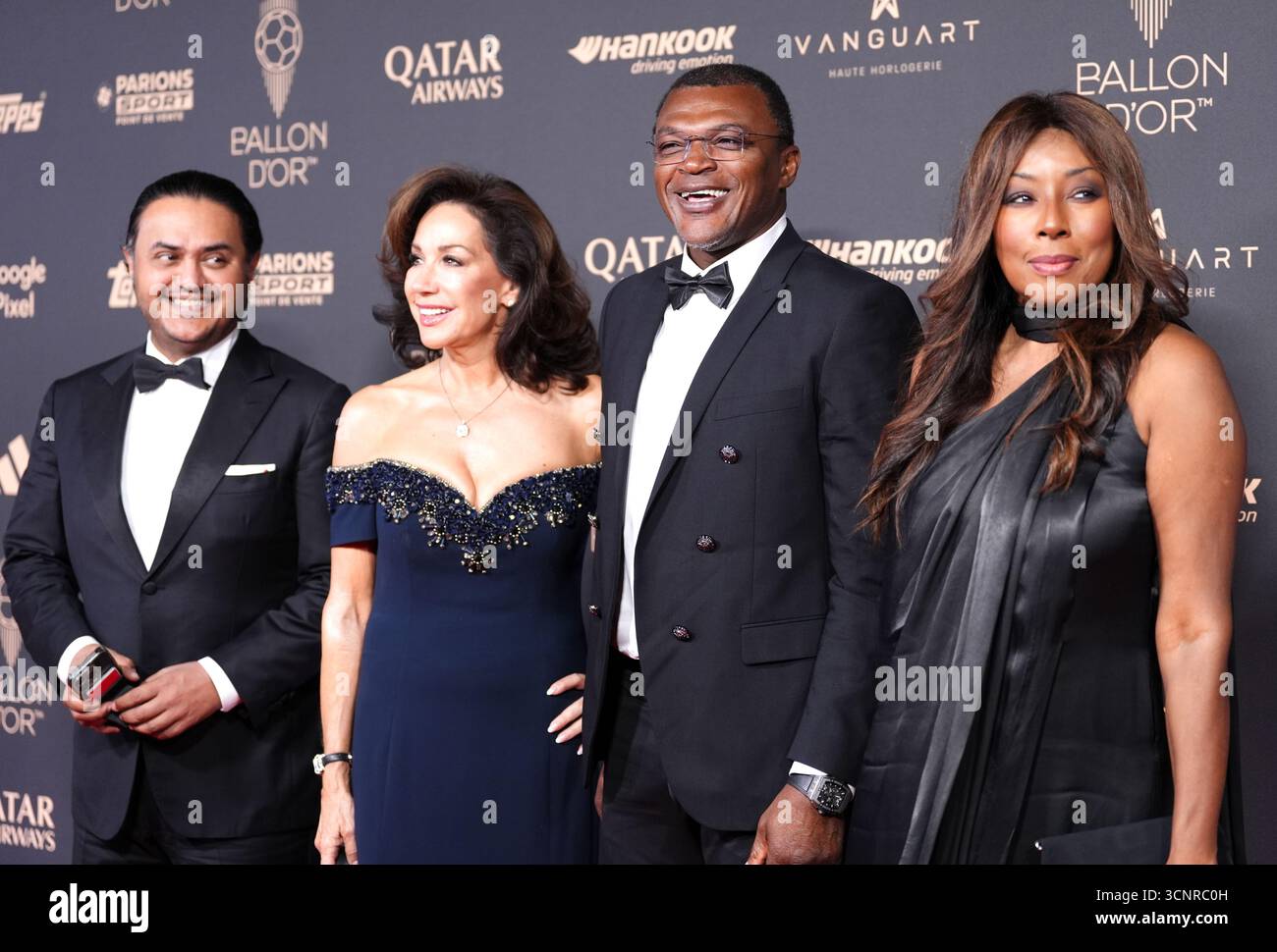 Marcel Desailly (centre à droite) et les invités arrivant à la cérémonie de remise des prix ballon d'Or 2025, au Théâtre du Châtelet à Paris, France. Date de la photo : lundi 22 septembre 2025. Banque D'Images