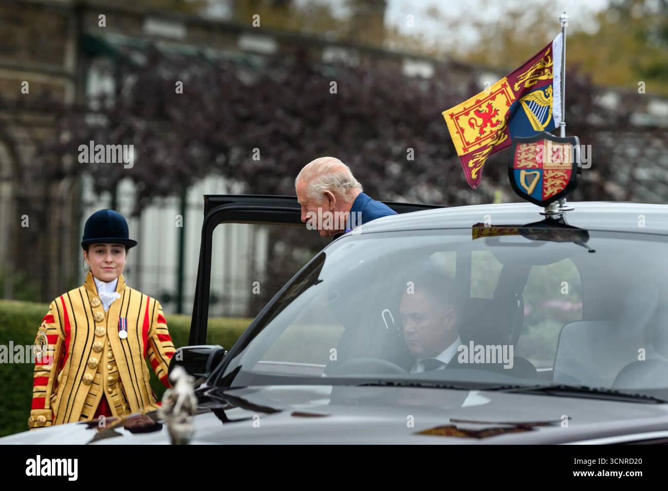 Le roi Charles III sort d'une voiture portant l'étalon royal à Windsor, en Angleterre, comme un préposé royal en uniforme de cérémonie se tient à proximité le 17 septembre 2025. Image reproduite avec l'aimable autorisation de la Maison Blanche. Banque D'Images