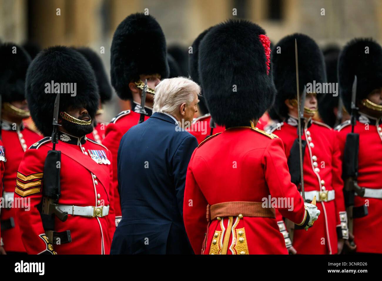 Le président Donald Trump passe en revue la Garde d’honneur au château de Windsor lors d’une inspection cérémonielle avec des soldats britanniques portant des uniformes rouges traditionnels et des chapeaux en peau d’ours à Windsor, en Angleterre, le 17 septembre 2025. Image reproduite avec l'aimable autorisation de la Maison Blanche. Banque D'Images