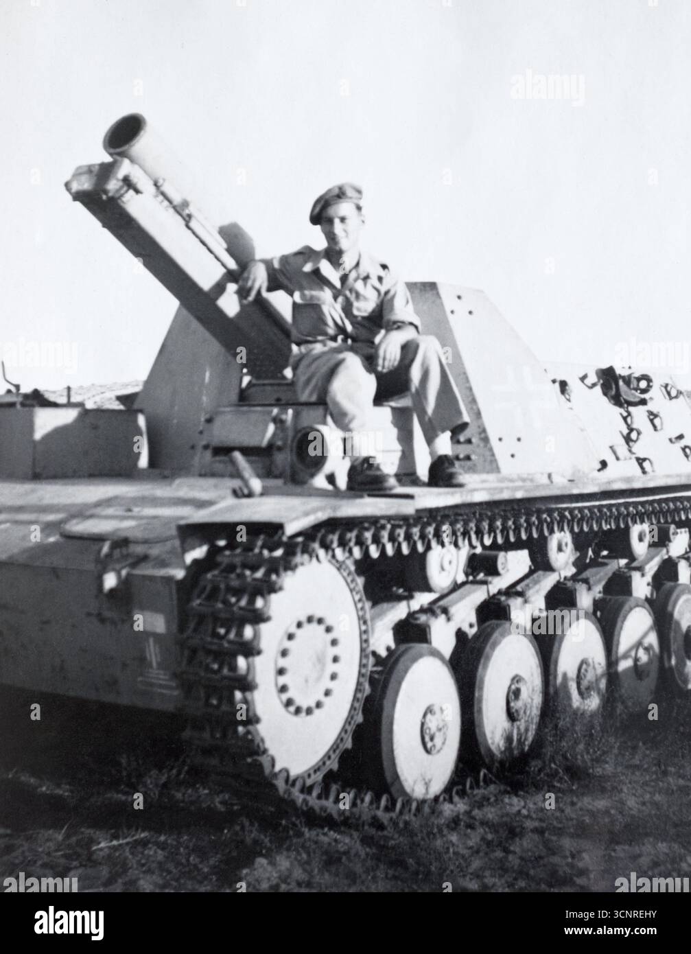 Soldat britannique sur un SIG 33 auf Fahrgestell Panzerkampfwagen II (SF) de 15 cm capturé en Afrique du Nord, vers 1942-43. Banque D'Images