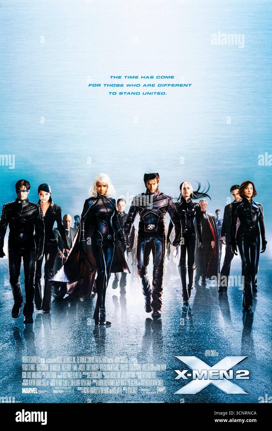 X-Men 2 (2003) réalisé par Bryan Singer et mettant en vedette Patrick Stewart, Hugh Jackman, Halle Berry et Ian McKellen. Le deuxième volet de la série de films X-men les trouve faire équipe avec la Fraternité de Magneto pour empêcher un génocide mutant. Photographie d'une affiche américaine originale de 2003 À USAGE ÉDITORIAL EXCLUSIF. Crédit : BFA / 20th Century Fox Banque D'Images