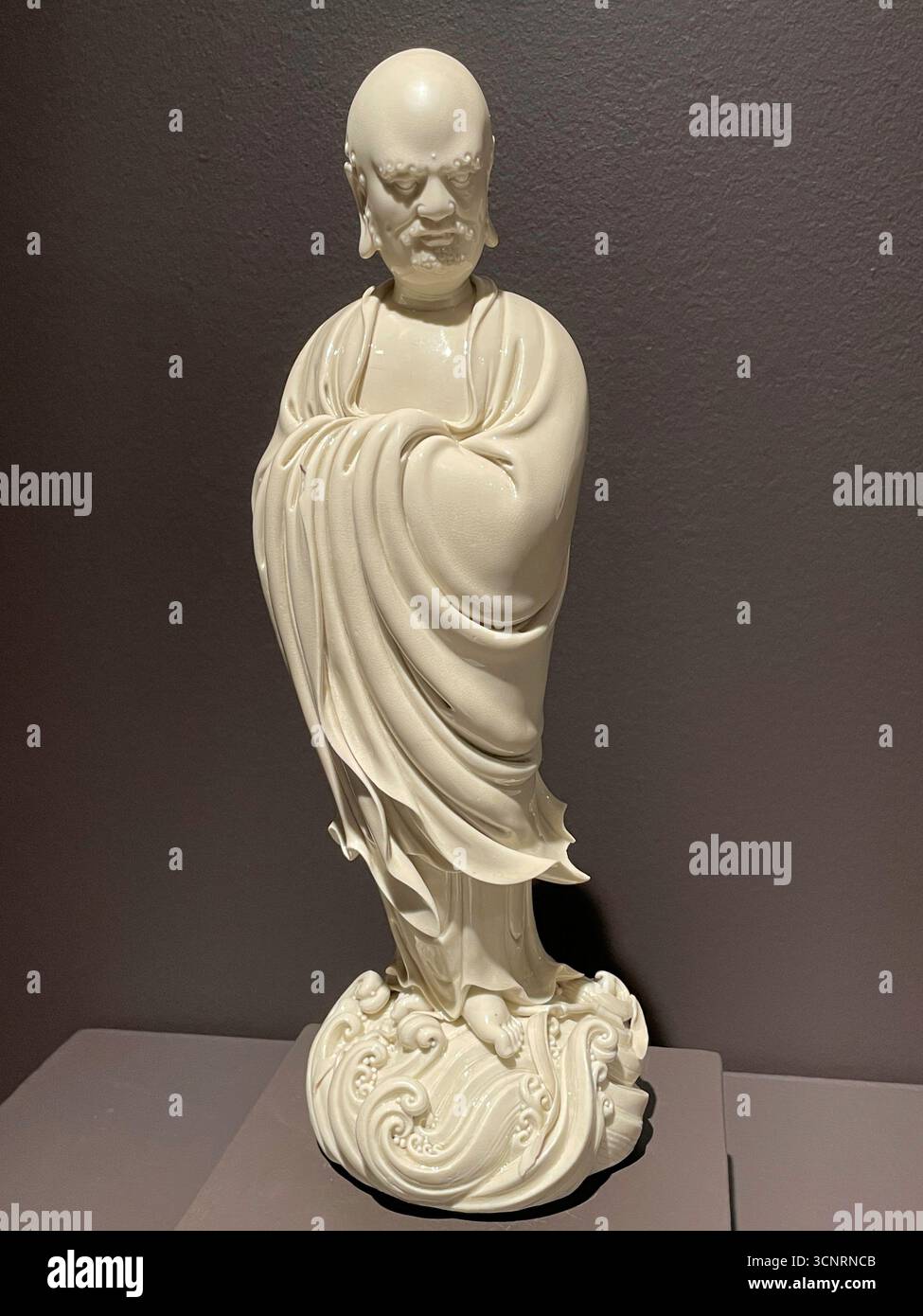 Installation et avant-première de la semaine asiatique chez Christie's Inc Auction House, New York City, 2025, États-Unis - Image de stock capturée avec un smartphone