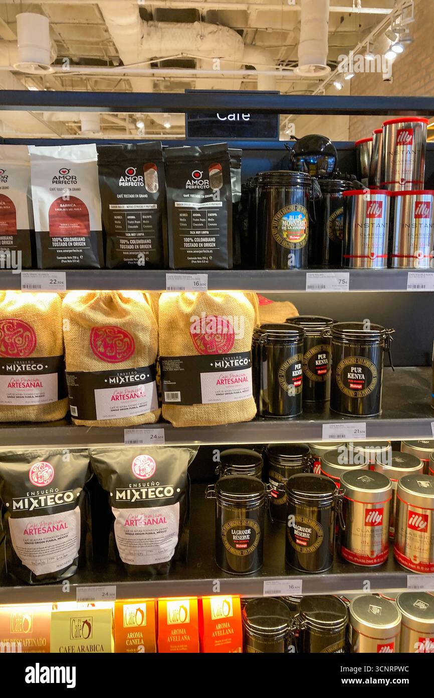 MALAGA, ESPAGNE - 10 JUILLET 2025 : les étagères du supermarché El Corte Inglés à Malaga, Espagne, sont soigneusement approvisionnées avec une grande variété de nourriture et de boissons, Banque D'Images