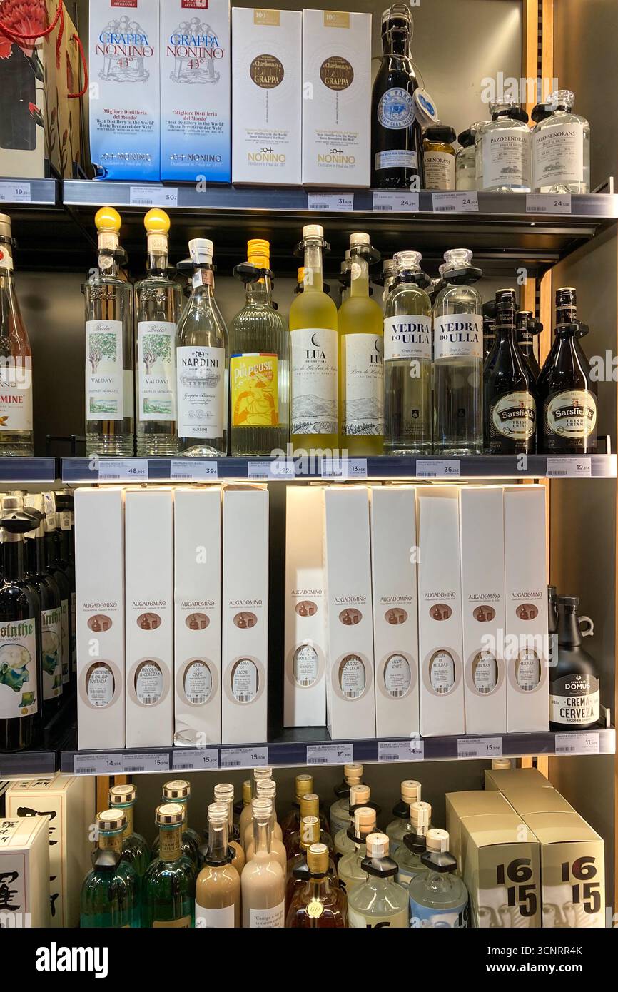 MALAGA, ESPAGNE - 10 JUILLET 2025 : les étagères du supermarché El Corte Inglés à Malaga, Espagne, sont soigneusement approvisionnées avec une grande variété de nourriture et de boissons, Banque D'Images