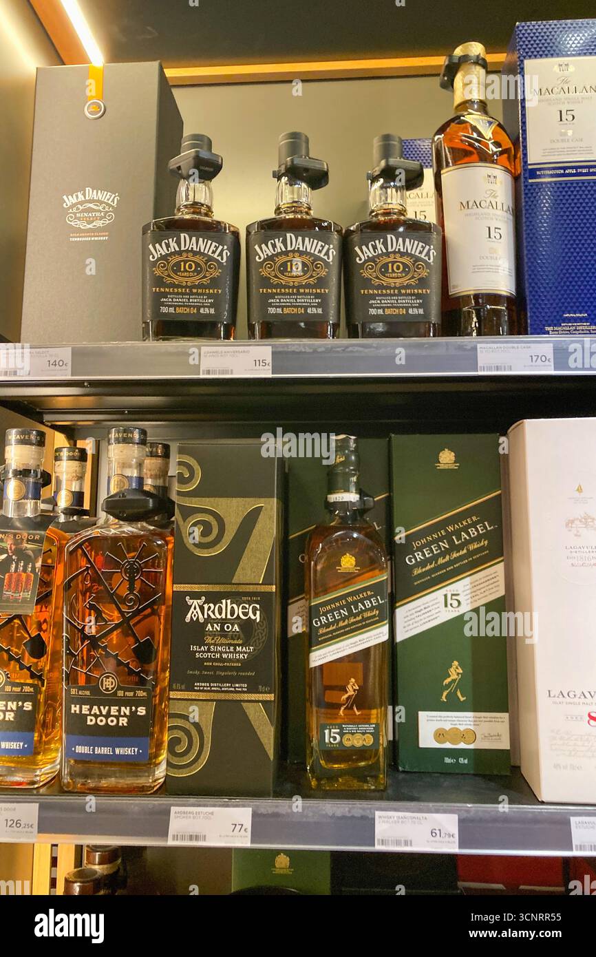MALAGA, ESPAGNE - 10 JUILLET 2025 : les étagères du supermarché El Corte Inglés à Malaga, Espagne, sont soigneusement approvisionnées avec une grande variété de nourriture et de boissons, Banque D'Images