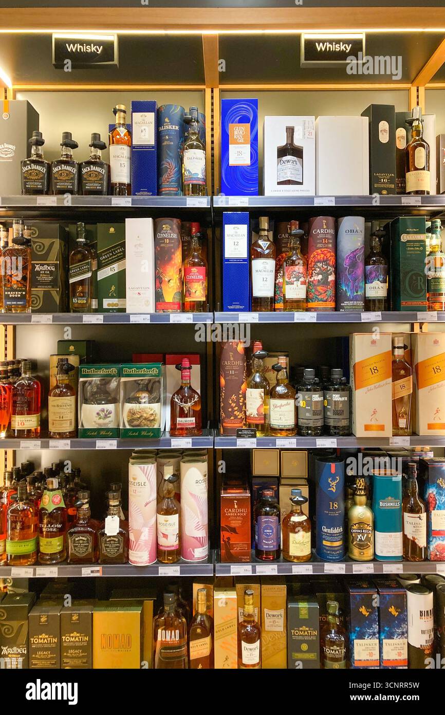 MALAGA, ESPAGNE - 10 JUILLET 2025 : les étagères du supermarché El Corte Inglés à Malaga, Espagne, sont soigneusement approvisionnées avec une grande variété de nourriture et de boissons, Banque D'Images