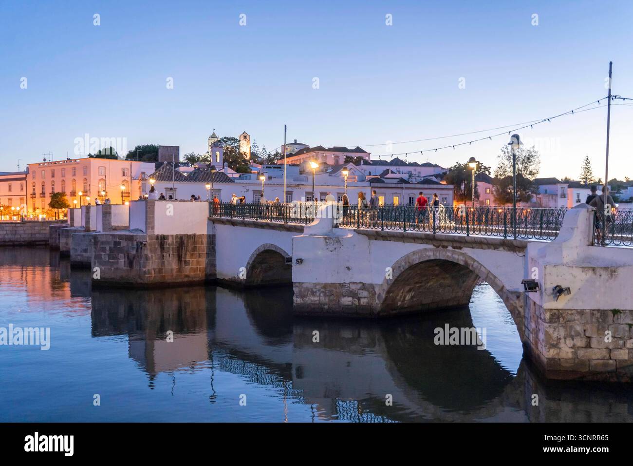 Die siebenbogige Brücke über den Rio Gilao, in Tavira, Altstadt, im Osten der Algarve, Portugal Tavira *** le pont à sept voûtes sur le Rio Gilao, in Tavira, vieille ville, à l'est de l'Algarve, Portugal Tavira Banque D'Images