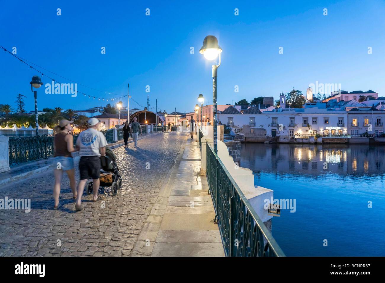 Die siebenbogige Brücke über den Rio Gilao, in Tavira, Altstadt, im Osten der Algarve, Portugal Tavira *** le pont à sept voûtes sur le Rio Gilao, in Tavira, vieille ville, à l'est de l'Algarve, Portugal Tavira Banque D'Images