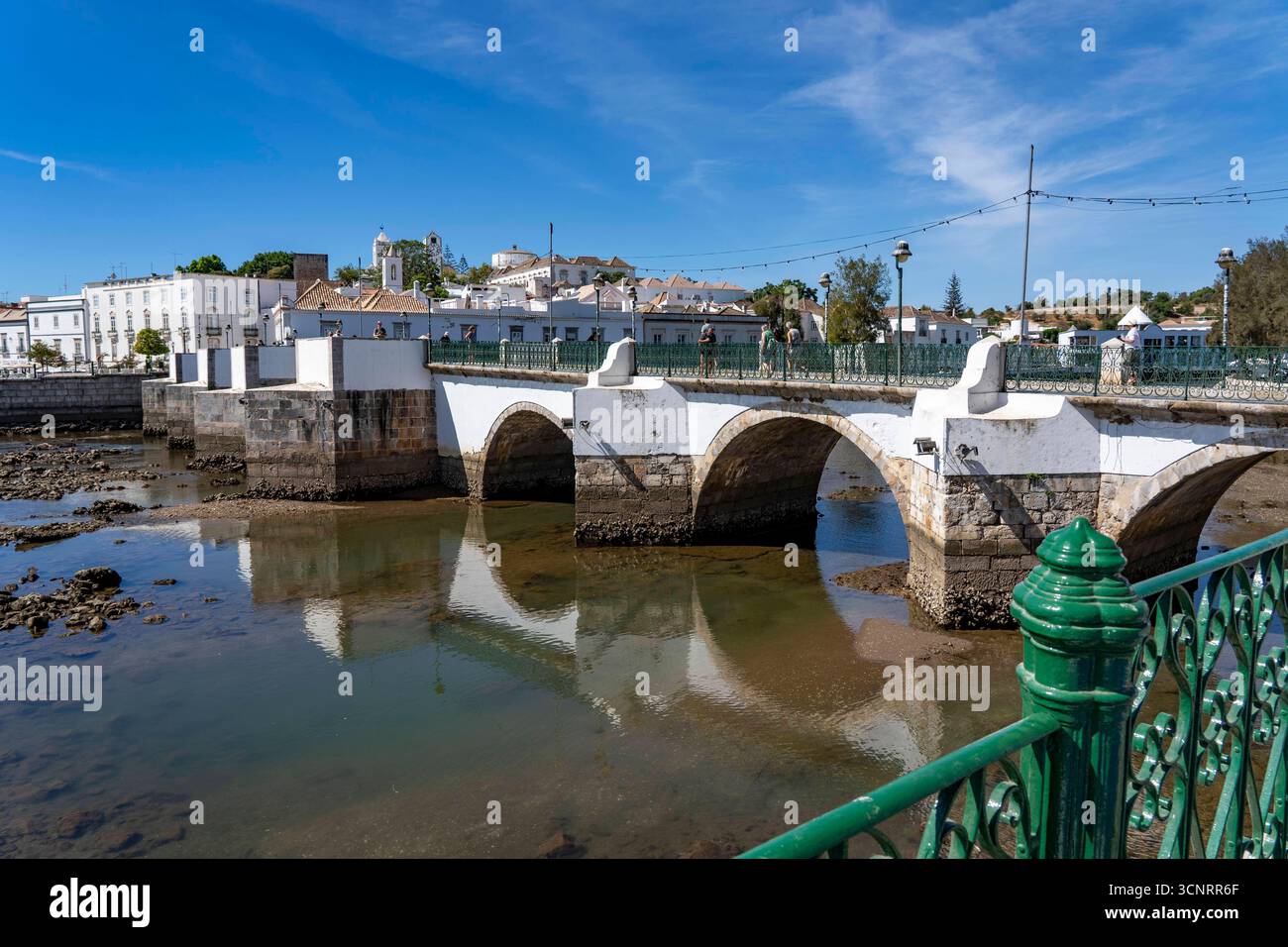 Die siebenbogige Brücke über den Rio Gilao, in Tavira, Altstadt, im Osten der Algarve, Portugal Tavira *** le pont à sept voûtes sur le Rio Gilao, in Tavira, vieille ville, à l'est de l'Algarve, Portugal Tavira Banque D'Images