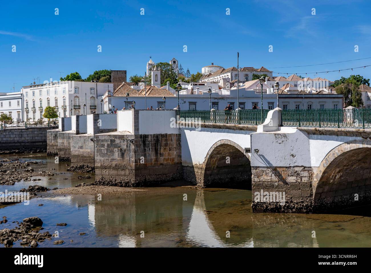 Die siebenbogige Brücke über den Rio Gilao, in Tavira, Altstadt, im Osten der Algarve, Portugal Tavira *** le pont à sept voûtes sur le Rio Gilao, in Tavira, vieille ville, à l'est de l'Algarve, Portugal Tavira Banque D'Images