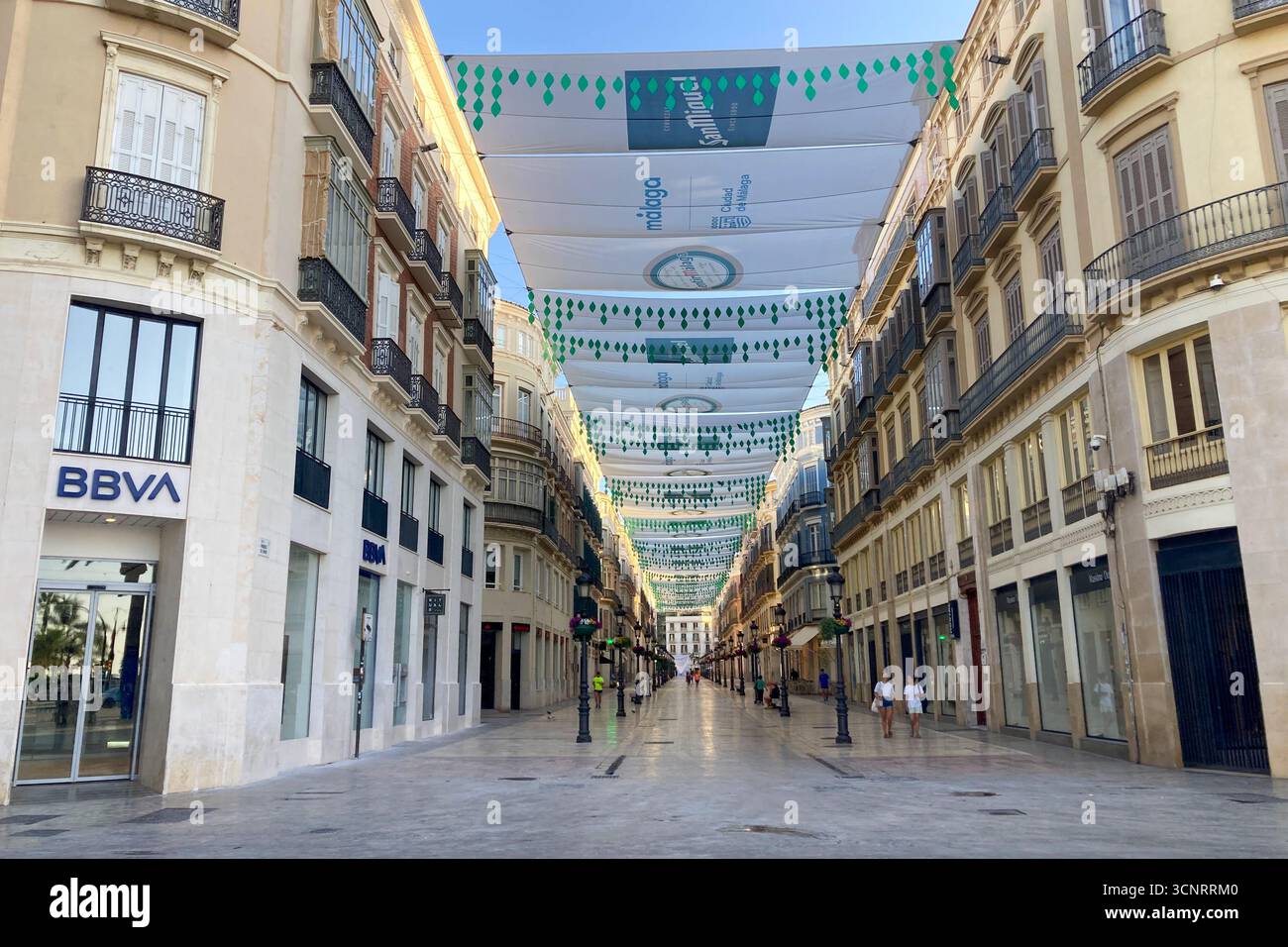 MALAGA, ESPAGNE - 10 JUILLET 2025 : promenade matinale dans les rues tranquilles de Malaga, Espagne, avec lumière douce du soleil et atmosphère calme de la ville. Banque D'Images