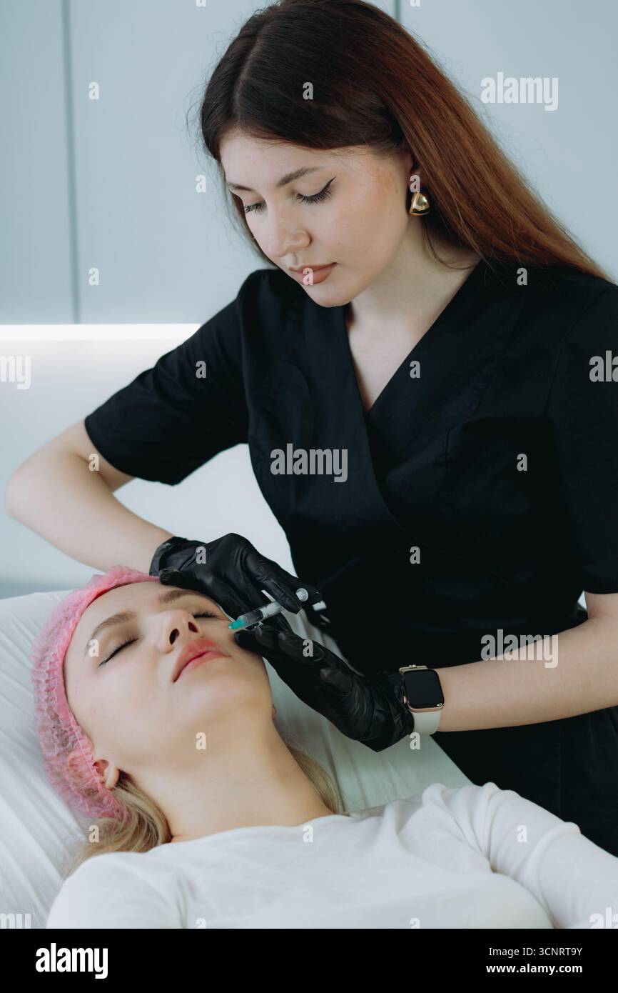 un professionnel de l'esthétique effectuant une procédure d'injection. Soins de beauté Banque D'Images
