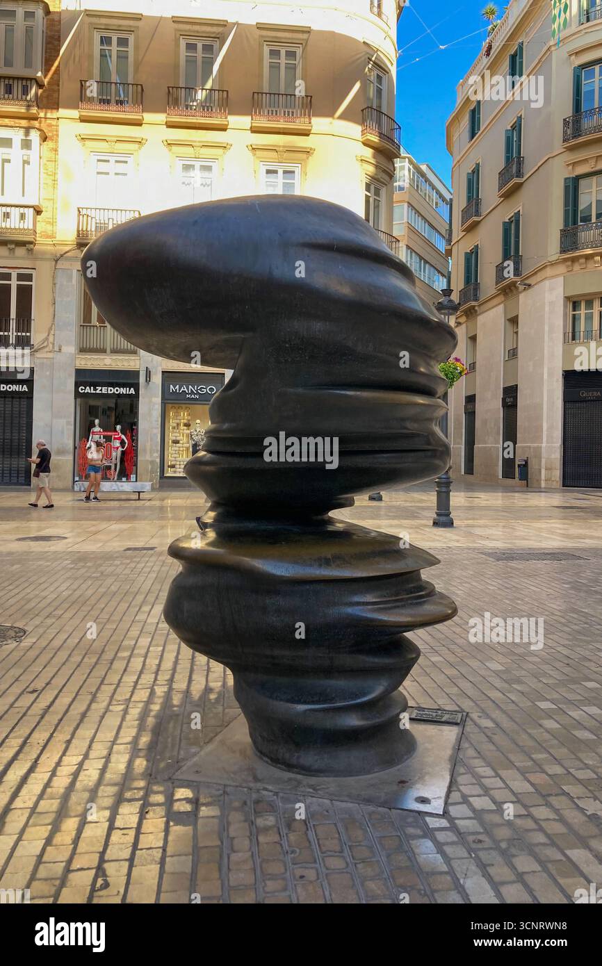 MALAGA, ESPAGNE - 10 JUILLET 2025 : promenade matinale dans les rues tranquilles de Malaga, Espagne, avec lumière douce du soleil et atmosphère calme de la ville. Banque D'Images
