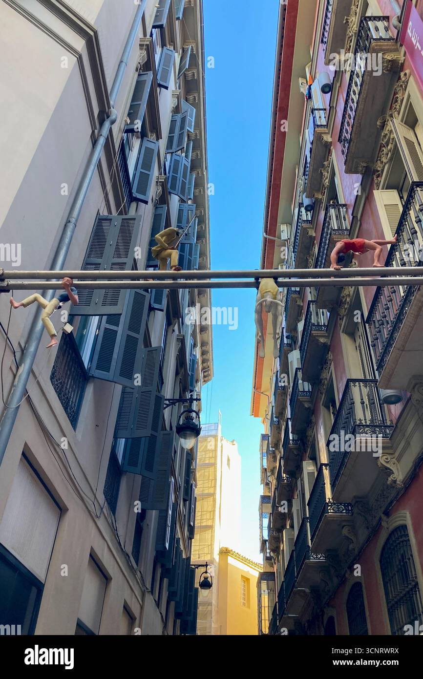 MALAGA, ESPAGNE - 10 JUILLET 2025 : promenade matinale dans les rues tranquilles de Malaga, Espagne, avec lumière douce du soleil et atmosphère calme de la ville. Banque D'Images