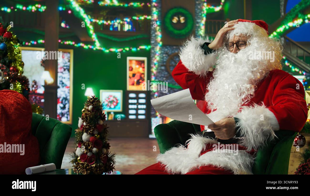 Le Père Noël hoche la tête, en désaccord avec les lettres reçues des enfants. Personne en costume de Noël lit des listes de souhaits écrites par des enfants demandant des cadeaux coûteux, faisant trembler la tête désapprouvant, caméra A. Banque D'Images