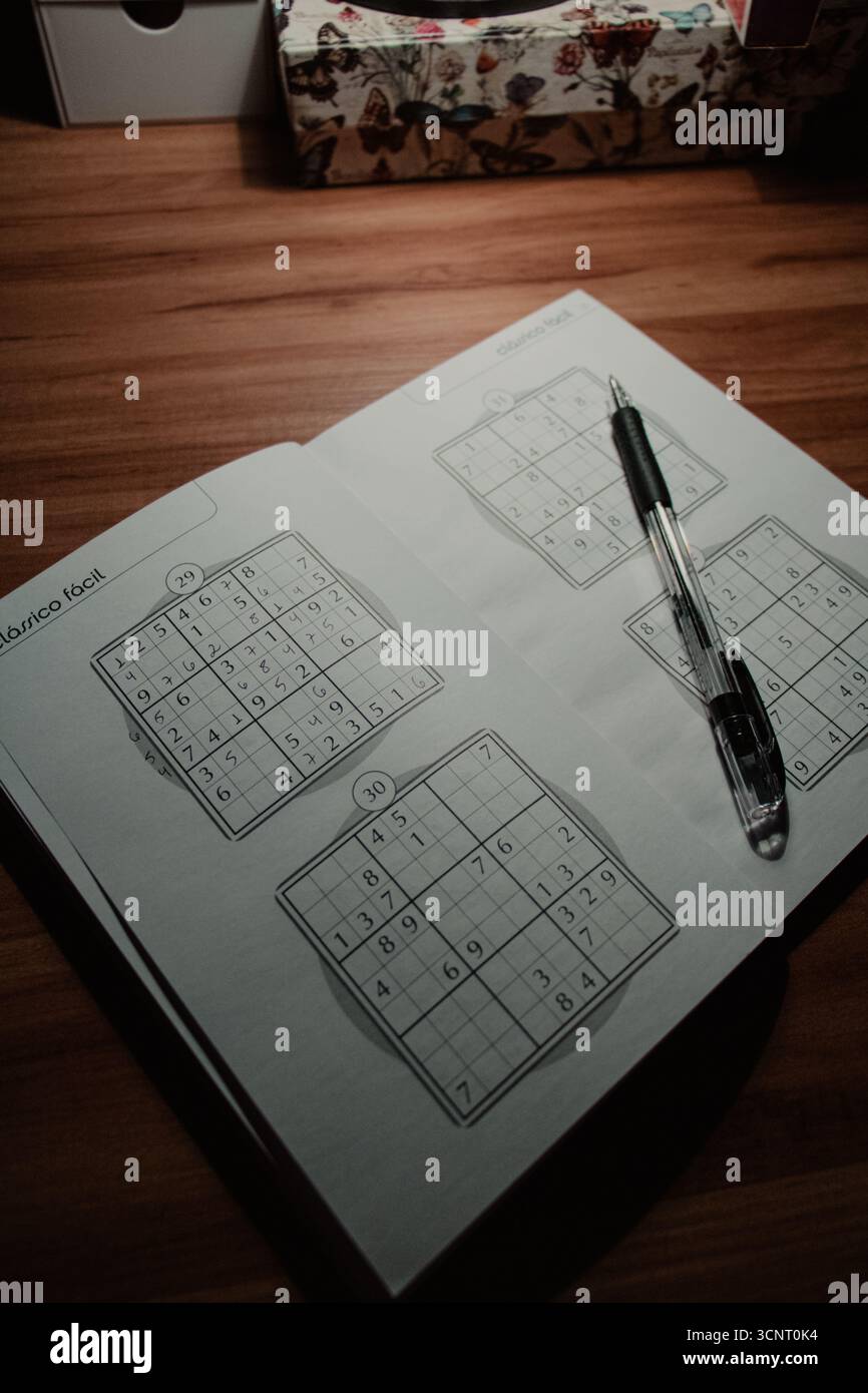 Livre de puzzle Sudoku avec stylo sur la table en bois Banque D'Images