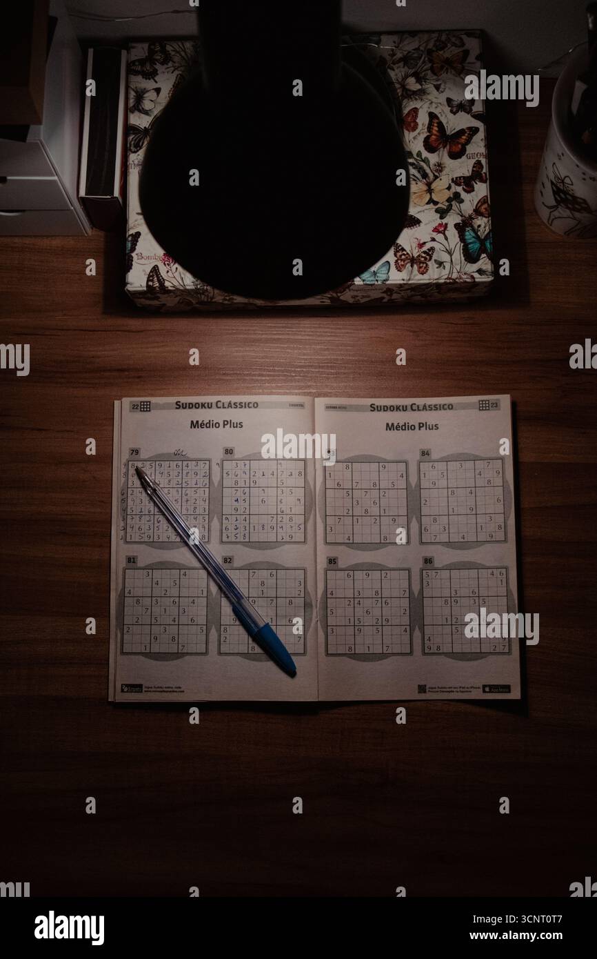 Sudoku et Pen sur le bureau en bois Banque D'Images