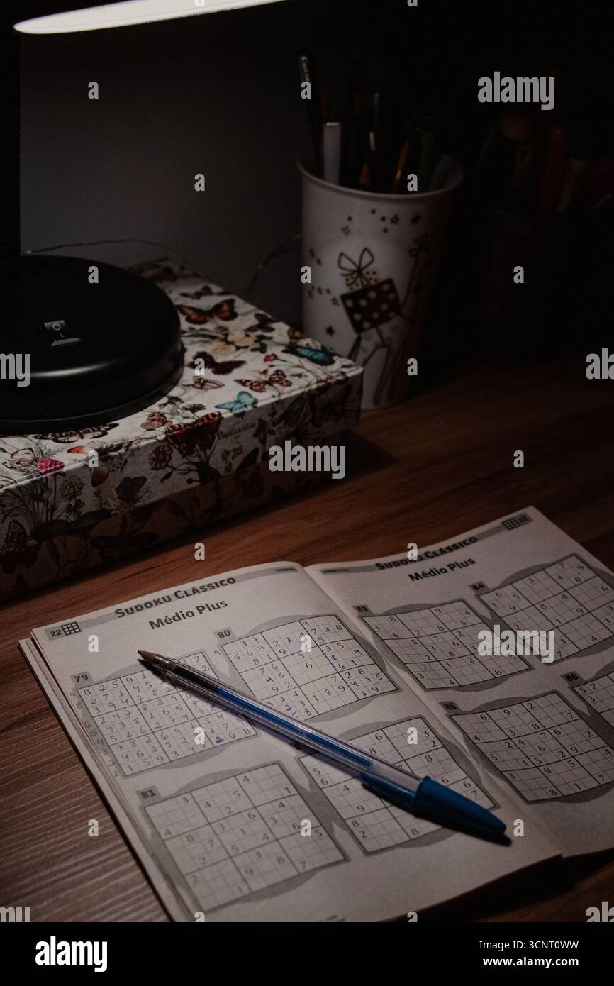 Gros plan de Sudoku sous la lampe de bureau Banque D'Images