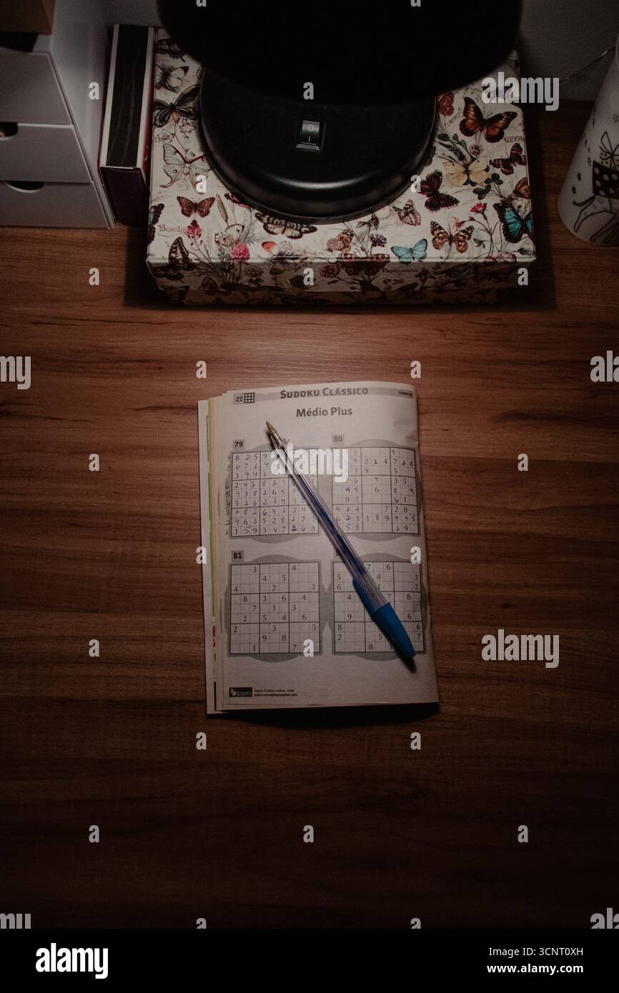 Gros plan d'un Puzzle de Sudoku sur un bureau Banque D'Images