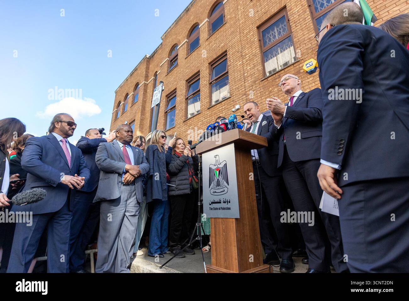 Londres, Royaume-Uni. 22 septembre 2025. Londres, Royaume-Uni — aujourd’hui, le Dr Husam Zomlot, chef de la mission palestinienne au Royaume-Uni, a dévoilé le drapeau palestinien lors d’une cérémonie historique qui a suivi la reconnaissance officielle de l’État de Palestine par le gouvernement britannique. Cet événement marque un moment historique dans les relations entre le Royaume-Uni et la Palestine. Le Dr Husam Zomlot s'adresse aux dignitaires et à la presse. Crédit : Abdullah Bailey/Alamy Live News Banque D'Images