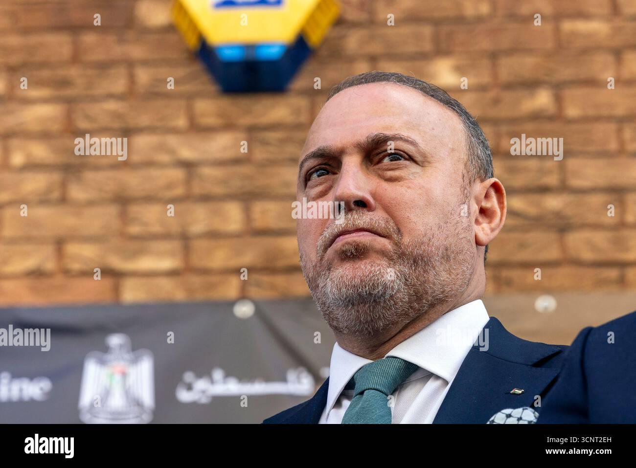 Londres, Royaume-Uni. 22 septembre 2025. Londres, Royaume-Uni — aujourd’hui, le Dr Husam Zomlot, chef de la mission palestinienne au Royaume-Uni, a dévoilé le drapeau palestinien lors d’une cérémonie historique qui a suivi la reconnaissance officielle de l’État de Palestine par le gouvernement britannique. Cet événement marque un moment historique dans les relations entre le Royaume-Uni et la Palestine. Le Dr Husam Zomlot s'adresse aux dignitaires et à la presse. Crédit : Abdullah Bailey/Alamy Live News Banque D'Images