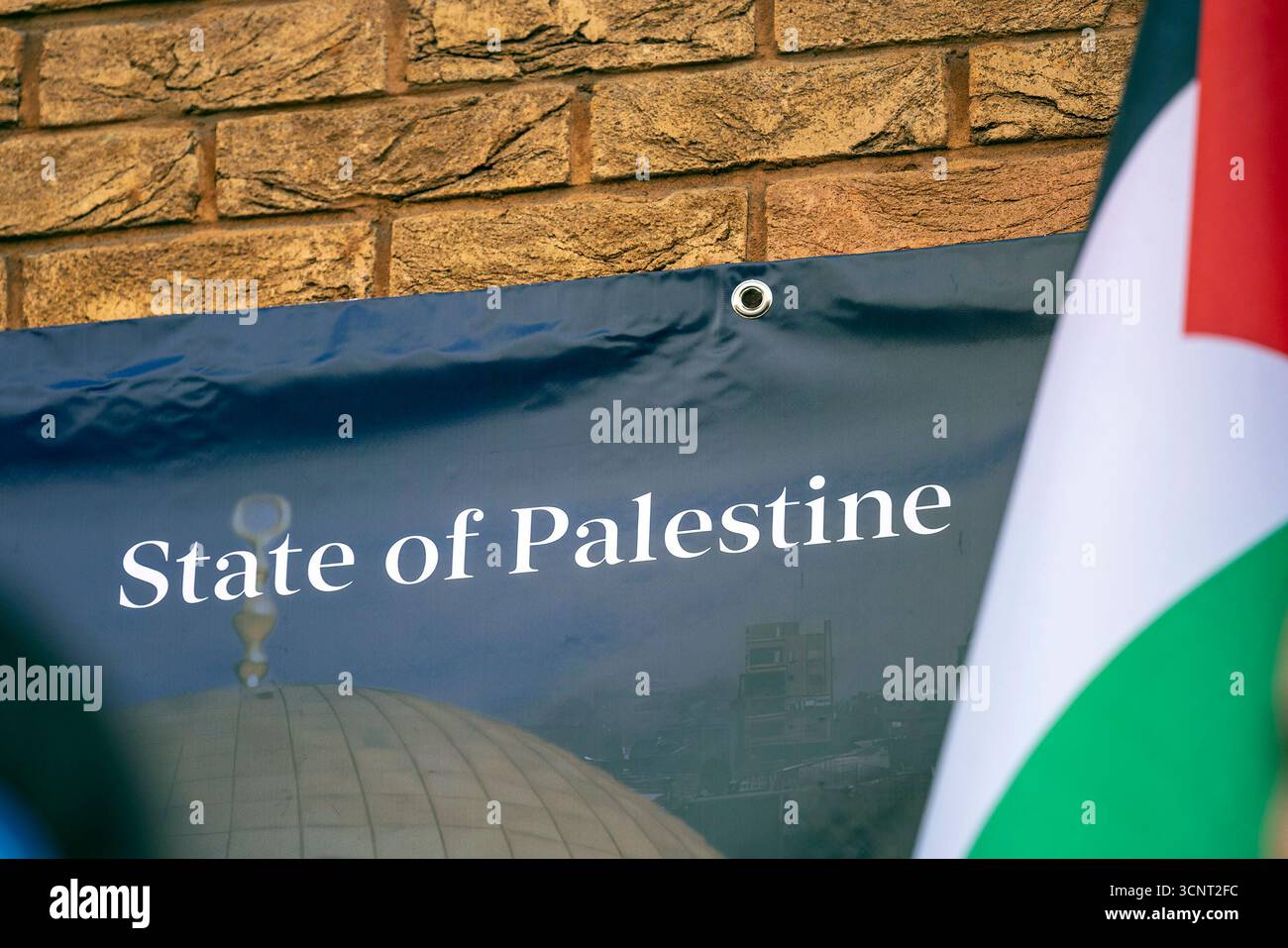 Londres, Royaume-Uni. 22 septembre 2025. Londres, Royaume-Uni — aujourd’hui, le Dr Husam Zomlot, chef de la mission palestinienne au Royaume-Uni, a dévoilé le drapeau palestinien lors d’une cérémonie historique qui a suivi la reconnaissance officielle de l’État de Palestine par le gouvernement britannique. Cet événement marque un moment historique dans les relations entre le Royaume-Uni et la Palestine. Crédit : Abdullah Bailey/Alamy Live News Banque D'Images