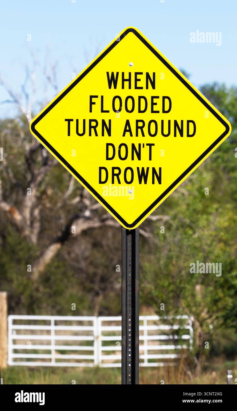 Un panneau de signalisation indique que lorsqu'il est inondé, il ne faut pas se noyer pour éviter une situation dangereuse et potentiellement mortelle. L'emplacement est Nouveau-Mexique, Bitter L. Banque D'Images