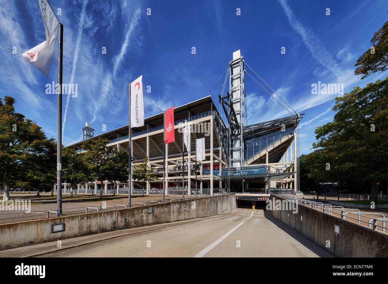 Cologne, Allemagne 19 septembre 2025 : vue sur le stade de football RheinEnergieStadion à Cologne avec l'entrée du parking souterrain est Banque D'Images