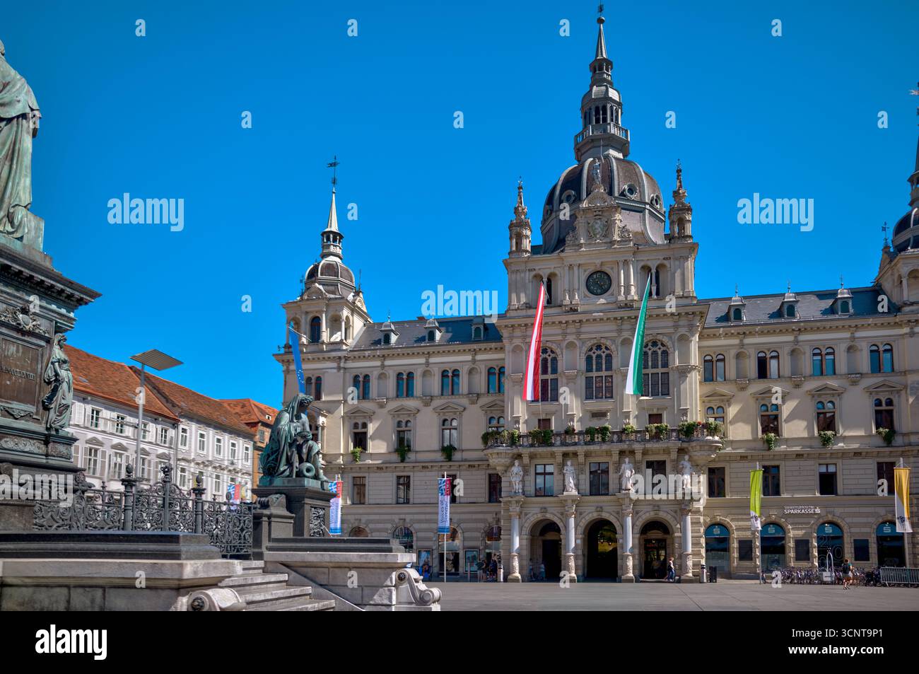 Vue sur l'historique Rathaus (hôtel de ville) sur Hauptplatz, la place principale de Graz, et la fontaine Erzherzog Johan au premier plan. Banque D'Images