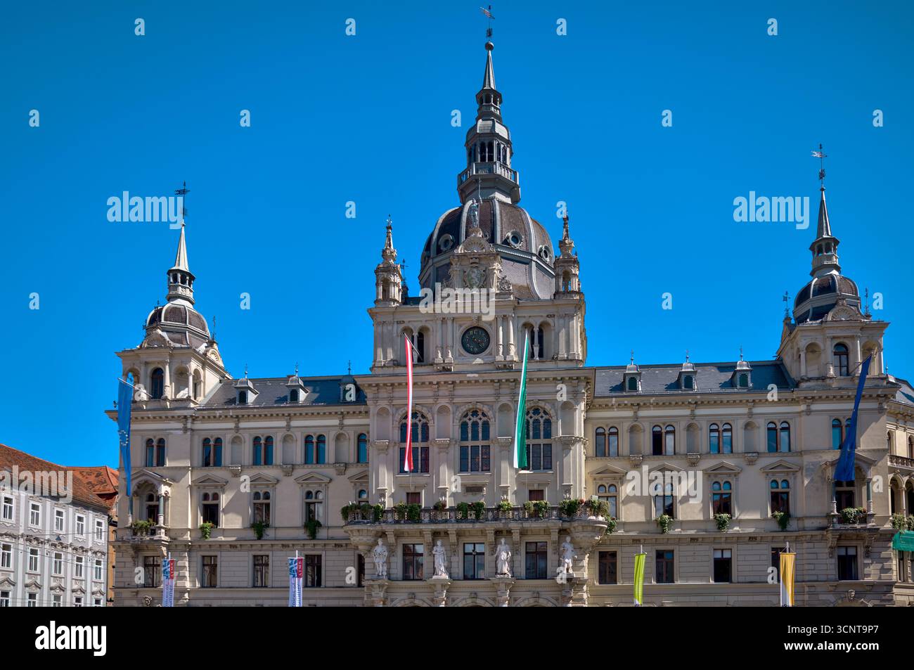 Vue sur l'historique Rathaus (hôtel de ville) sur Hauptplatz, la place principale de Graz, et la fontaine Erzherzog Johan au premier plan. Banque D'Images