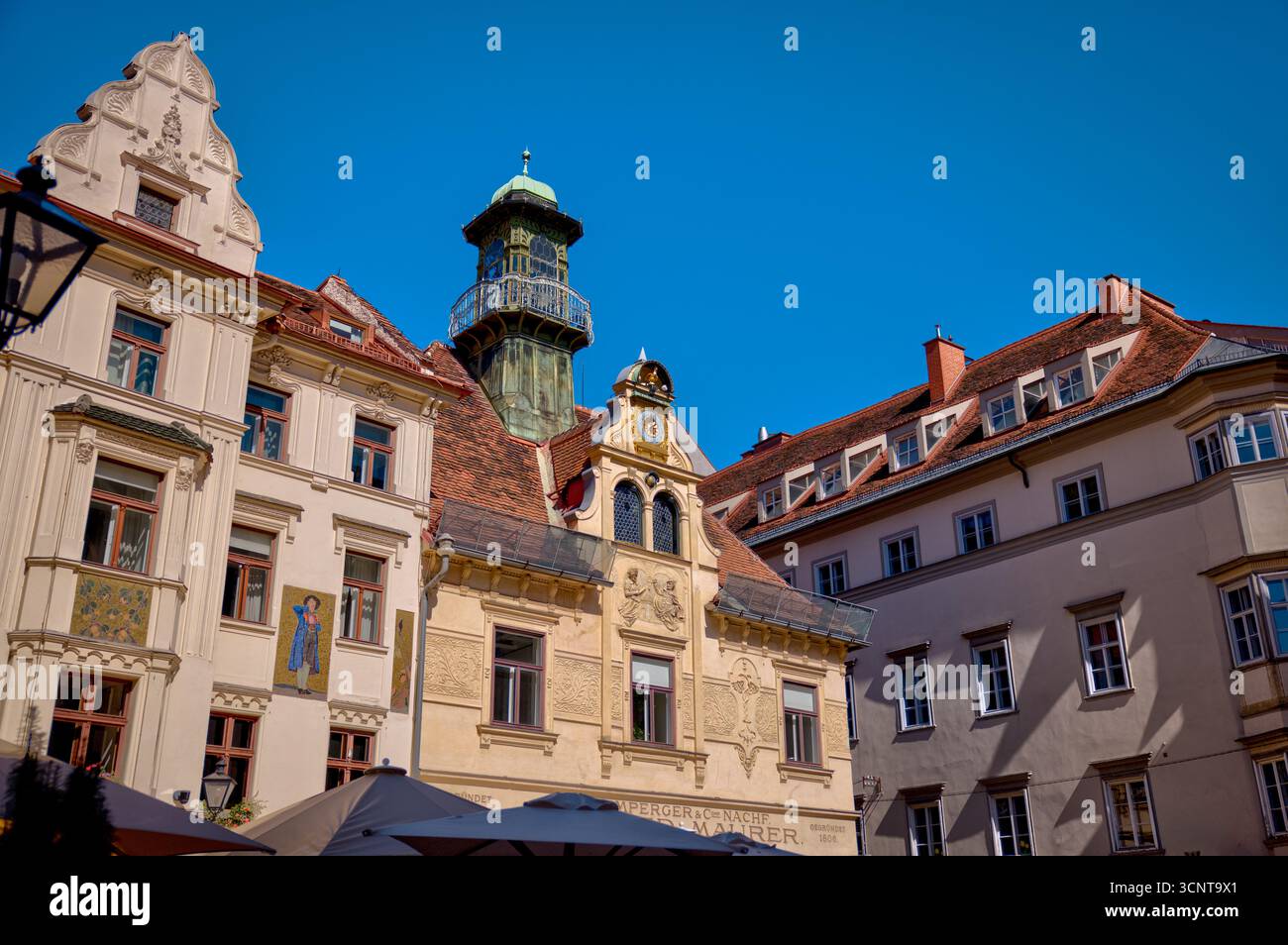 Architecture historique du Landhaus et de la Tour Glockenspiel dans la vieille ville de Graz Banque D'Images