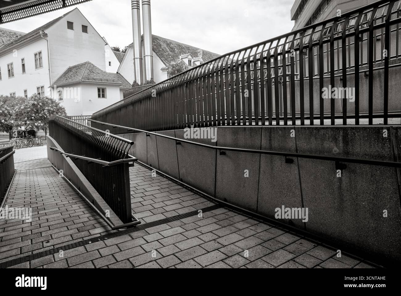 Lignes architecturales modernes et rampe accessible près du Kunsthaus Graz, photographiées en noir et blanc Banque D'Images
