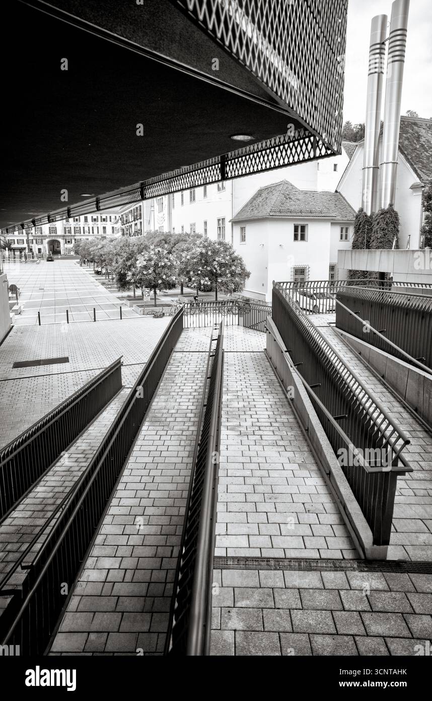 Lignes architecturales modernes et rampe accessible près du Kunsthaus Graz, photographiées en noir et blanc Banque D'Images
