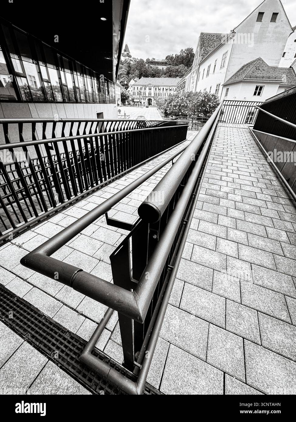 Lignes architecturales modernes et rampe accessible près du Kunsthaus Graz, photographiées en noir et blanc Banque D'Images