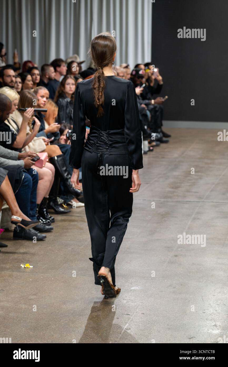 Londres, Royaume-Uni, le 21 septembre 2025, c'est le quatrième jour de la Fashion week de Londres avec la toile Designs au Fashion Scout. La toile Milan est une marque de mode née du rêve partagé de deux créatifs qui voulaient fusionner l’art, l’autonomisation des femmes et la tradition de l’artisanat italien. Andrew Lalchan Photography/Alamy Live News Banque D'Images