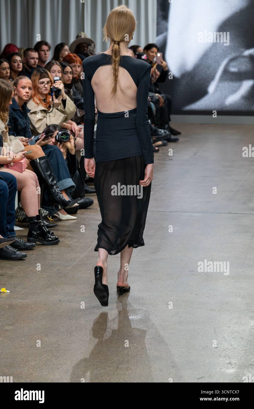 Londres, Royaume-Uni, le 21 septembre 2025, c'est le quatrième jour de la Fashion week de Londres avec la toile Designs au Fashion Scout. La toile Milan est une marque de mode née du rêve partagé de deux créatifs qui voulaient fusionner l’art, l’autonomisation des femmes et la tradition de l’artisanat italien. Andrew Lalchan Photography/Alamy Live News Banque D'Images