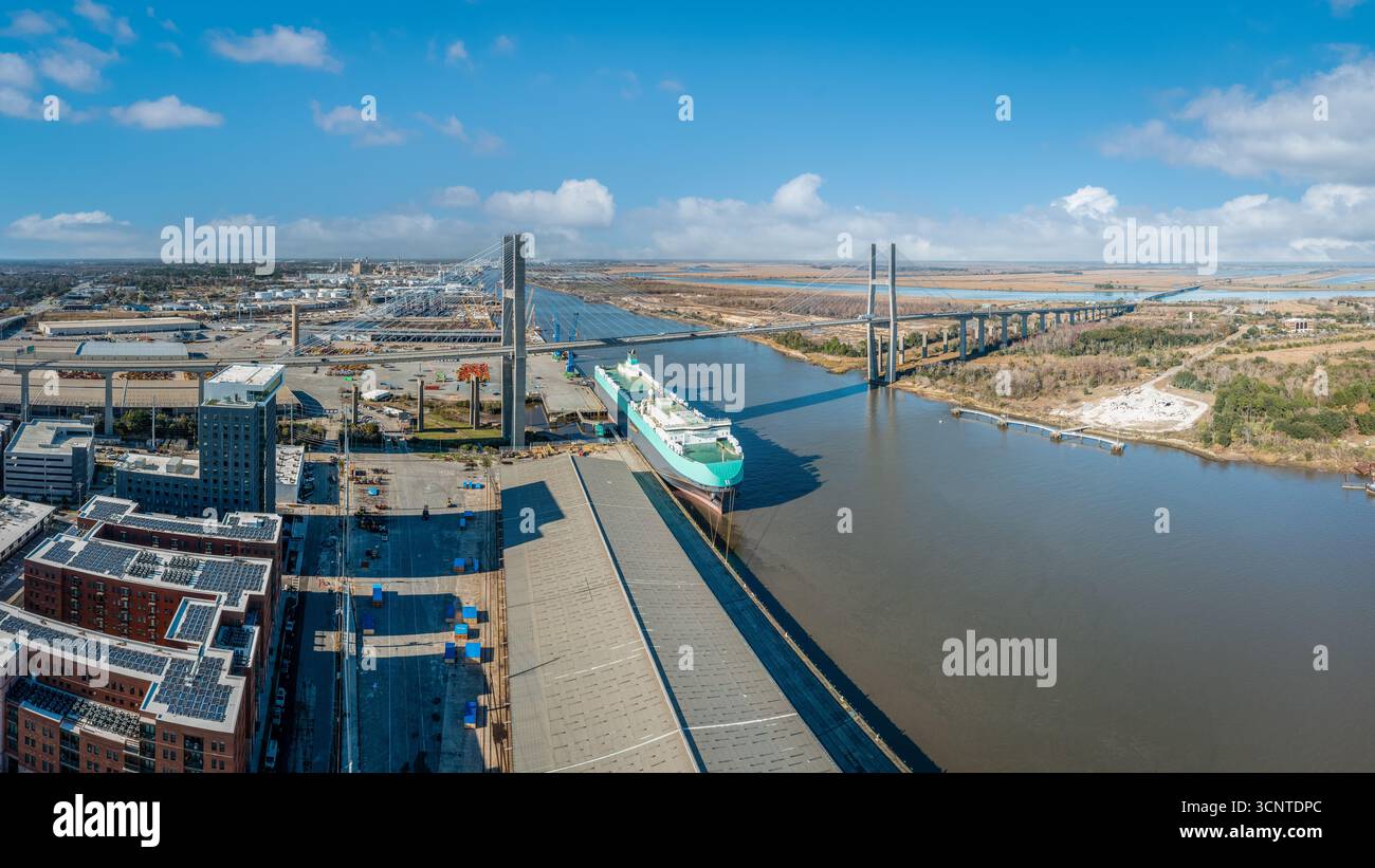 Vue panoramique aérienne du Talmadge Memorial Bridge et de la rivière Savannah à Savannah, Géorgie Banque D'Images