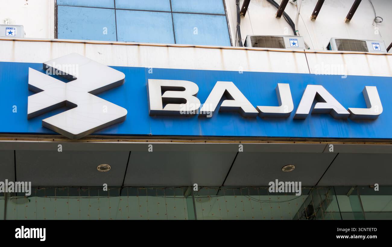 Karnataka, Inde -30 juin 2025 : enseigne de salle d'exposition de Bajaj Auto Limited, grand fabricant de motos, scooters et pousse-pousse automobiles. Situé dans Beng Banque D'Images