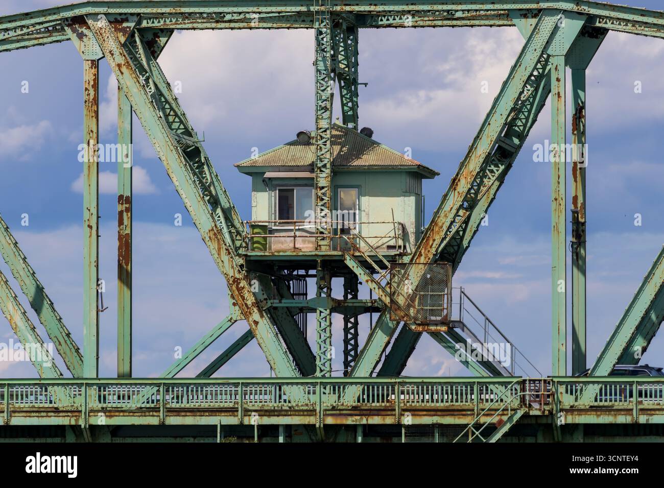View of grosse Ile Toll Bridge est un pont tournant qui traverse le chenal Trenton de la rivière Detroit dans le comté de Wayne, Michigan. Banque D'Images