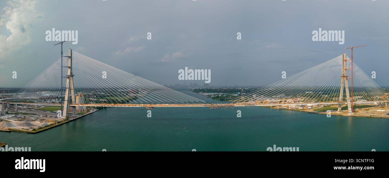 Vue panoramique du pont international Gordie Howe nouvellement construit à travers la frontière américaine et canadienne sur la rivière Detroit près de Windsor, Ontario Banque D'Images
